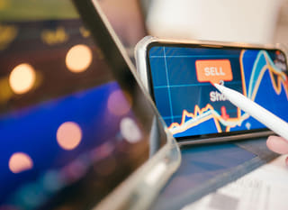 Trader specializzato in più mercati che esamina opzioni su Bitcoin, Ethereum e forex